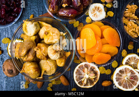 Vari frutti essiccati in piccole ciotole vista superiore Foto Stock