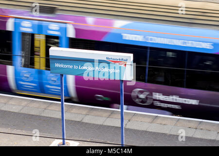 Londra, Inghilterra - 1 Maggio 2016: un treno Heathrow Express Classe 332 passeggero elettrico treno alla stazione Paddington di Londra. Foto Stock