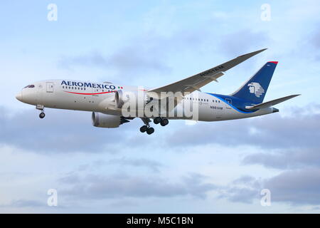 Aeromexico Boeing 787 Dreamliner N961AM atterraggio all'Aeroporto Heathrow di Londra, Regno Unito Foto Stock