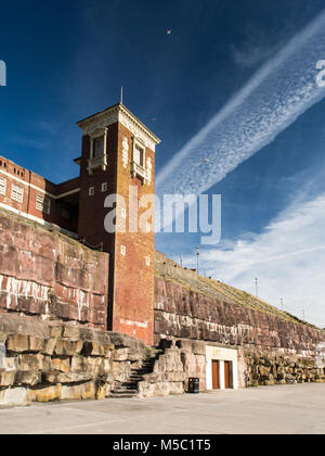 Blackpool, Inghilterra, Regno Unito - 1 Agosto 2015: un ascensore torre costruita nella roccia a Blackpool Beach permette balneazioni per raggiungere l'art deco Blackpool Lido. Foto Stock