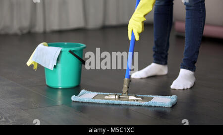 Ossessivo con pulizia giovane lady lavare a fondo il pavimento della sua casa, stock footage Foto Stock