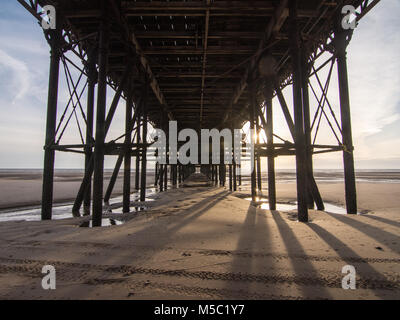 Blackpool, Inghilterra, Regno Unito - 1 Agosto 2015: Blackpool North Pier, un tradizionale lungomare vittoriano e il piacere del molo, visto dal di sotto a Blackpool Bea Foto Stock