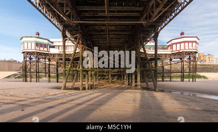 Blackpool, Inghilterra, Regno Unito - 1 Agosto 2015: Blackpool North Pier, un tradizionale lungomare vittoriano e il piacere del molo, visto dal di sotto a Blackpool Bea Foto Stock
