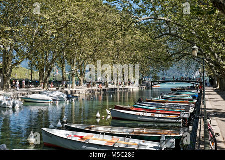 Le imbarcazioni da diporto sono mored sul Canal du Vasse per la locazione a turisti e visitatori in vacanza in Annecy. Foto Stock