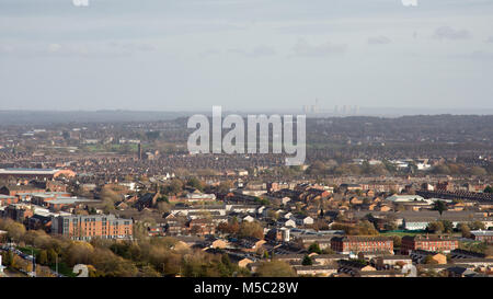 Liverpool, in Inghilterra, Regno Unito - 9 Novembre 2017: alloggiamento suburbana scompostamente tra Liverpool con Cheshire e Fiddlers Ferry stazione di potenza a distanza Foto Stock