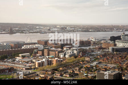 Liverpool, in Inghilterra, Regno Unito - 9 Novembre 2017: magazzini di Liverpool storico dell'Albert Dock lungo il fiume Mersey nella zona centrale di Liverpool, con Birkenhead Foto Stock