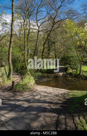 La Ford e la passerella sul fiume Goyt a Taxal vicino Whaley Bridge, Derbyshire, in Inghilterra. Foto Stock