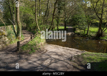 La Ford e la passerella sul fiume Goyt a Taxal vicino Whaley Bridge, Derbyshire, in Inghilterra. Foto Stock