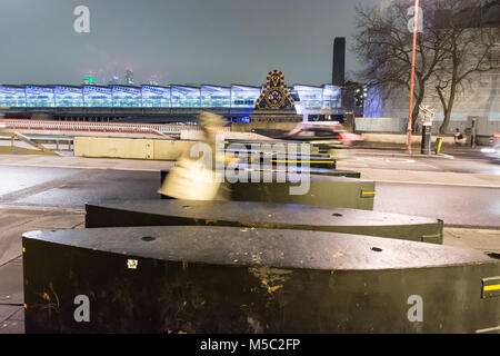 London, England, Regno Unito - 11 Gennaio 2018: pedoni a piedi attraverso barriere di sicurezza su Blackfriars Bridge di Londra centrale, recentemente installato in resp Foto Stock