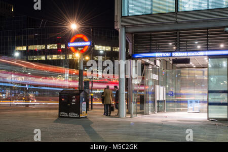 London, England, Regno Unito - 16 Gennaio 2018: il traffico giunchi passato la fermata della metropolitana Euston Square su Gower Street nel centro di Londra. Foto Stock