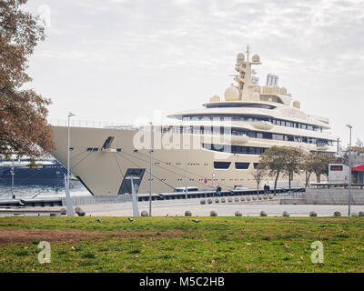 Barcellona, Spagna-febbraio 16, 2018: più grande yacht personale nel mondo 'Dilbar' posseduto da imprenditore russo Alisher Usmanov nel porto di Barcelon Foto Stock