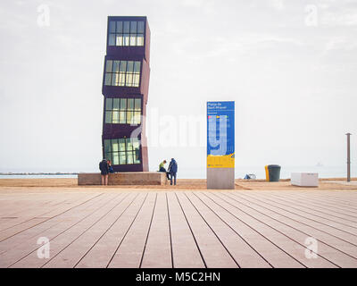 Barcellona, Spagna-febbraio 17, 2018: Scultura L'Estel Ferit (feriti Shooting Star) progettato da installazione artista Rebecca Horn a Sant Miguel essere Foto Stock