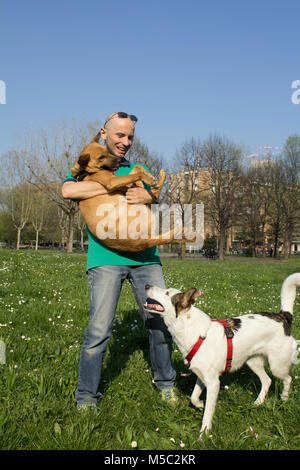 Cani felici con un giovane Foto Stock