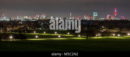 London, England, Regno Unito - 2 Febbraio 2018: grattacieli e punti di riferimento nello skyline di Londra sono illuminata di notte come visto da Primrose Hill, con Regent' Foto Stock