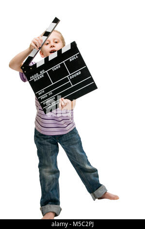 Corpo completo di vista un 8-anno-vecchio ragazzo tenendo un clapperboard nella telecamera isolata su bianco. Foto Stock