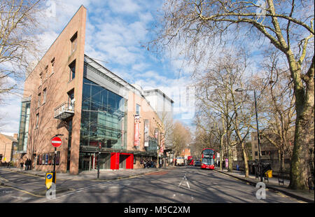 London, England, Regno Unito - 6 Febbraio 2018: il sole splende sulla parte esterna del Sadler's Wells teatro danza su Rosebery Avenue nel quartiere di Islington, Londra Nord. Foto Stock