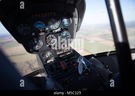 Una vista interna di un Robinson R22 in volo sopra il Regno Unito Foto Stock