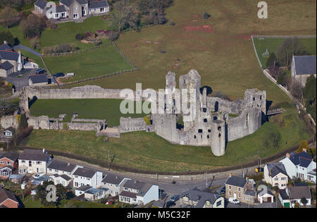 Una veduta aerea del castello di Newcastle, Bridgend, Galles del Sud Foto Stock