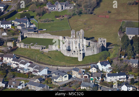 Una veduta aerea del castello di Newcastle, Bridgend, Galles del Sud Foto Stock