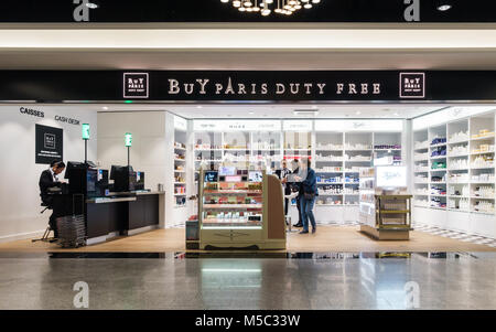 Aeroporto di ROISSY, Francia - circa gennaio 2018: Buy Paris Duty free shop dell'aeroporto Roissy Charles de Gaulle Aeroporto, terminale 1. Foto Stock