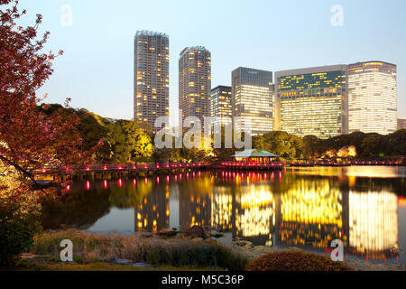 Hamarikyu (anche Hama Rikyu) Giardini pubblici e moderni grattacieli della zona di Shiodome, Chuo Ward, Tokyo, Regione di Kanto, Honshu, Giappone Foto Stock