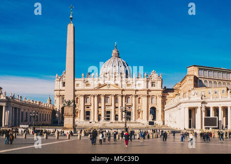Piazza San Pietro e la Basilica di San Pietro nella Città del Vaticano a Roma, Italia Foto Stock
