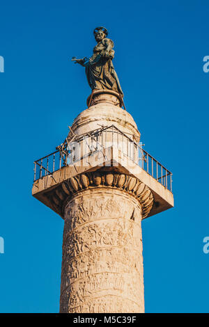 Colonna di Traiano (Colonna Traiana) in Roma, Italia. Commemora Romano Imperatore Traiano la vittoria nella guerra dei Daci Foto Stock
