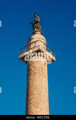 Colonna di Traiano (Colonna Traiana) in Roma, Italia. Commemora Romano Imperatore Traiano la vittoria nella guerra dei Daci Foto Stock