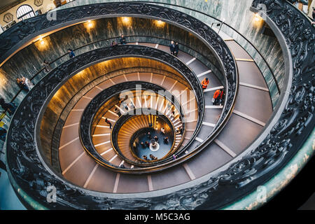 La scala a chiocciola in Musei Vaticani Foto Stock