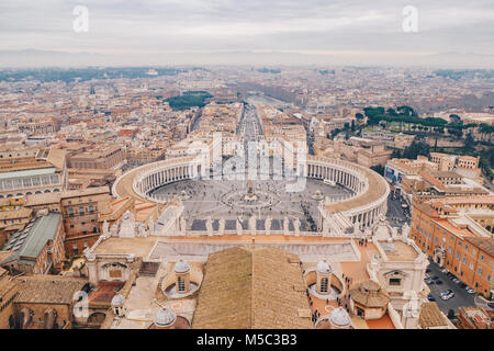 Roma dal di sopra, scatto panoramico dalla Basilica di San Pietro la cupola Foto Stock