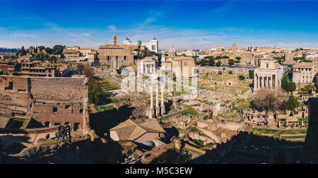 Panorama del Foro Romano e le rovine romane come visto dal Colle Palatino, Roma, Italia Foto Stock