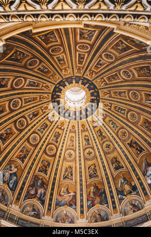 La cupola della Basilica di San Pietro della cattedrale di Roma e Vaticano Foto Stock