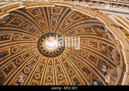 La cupola della Basilica di San Pietro della cattedrale di Roma e Vaticano Foto Stock