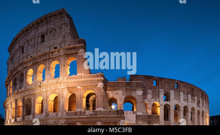 Colosseo vista notturna di Roma, Italia Foto Stock
