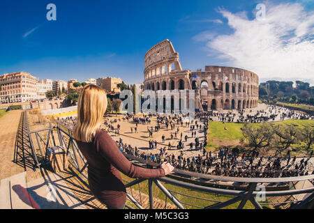 Viaggiatori femmina a guardare oltre il Colosseo a Roma, Italia Foto Stock