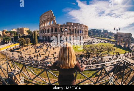 Viaggiatori femmina a guardare oltre il Colosseo a Roma, Italia Foto Stock