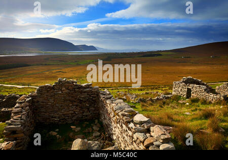 Il missionario insediamento - o il villaggio abbandonato sul lato della montagna Slievemore, Achill Island, nella contea di Mayo, Irlanda. Foto Stock