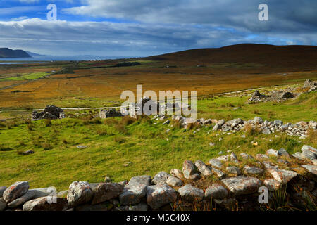 Il missionario insediamento - o il villaggio abbandonato sul lato della montagna Slievemore, Achill Island, nella contea di Mayo, Irlanda. Foto Stock