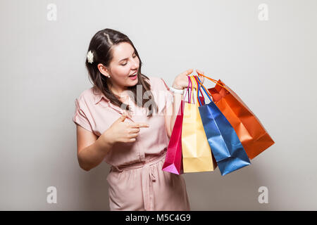Adolescente moderno in un abito può contenere buste regalo dalla sua festa di compleanno Foto Stock