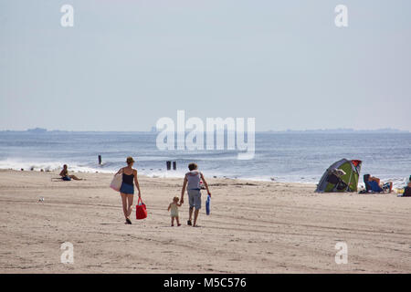 Spiaggia per famiglie al Jacob Riis Park a Rockaway Beach, Queens, New York Foto Stock