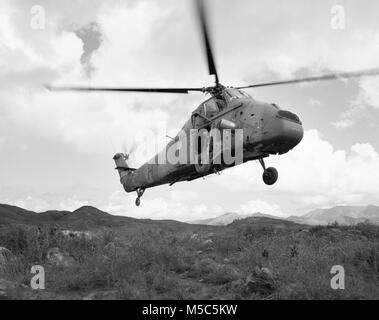 RAF Westland Wessex elicottero di 28 Sqn sollevare in terreno montuoso, Lantau, Hong Kong. Foto Stock