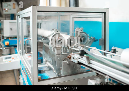 Macchina rendendo carta imballaggio del tubo Foto Stock