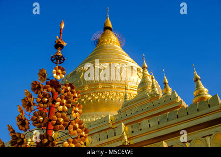 Dettaglio di uno dei più grandi pagode di Bagan, il golden Shwezigon Pagoda di Nyaung U Foto Stock