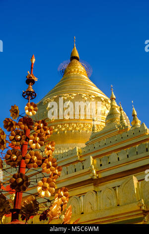 Dettaglio di uno dei più grandi pagode di Bagan, il golden Shwezigon Pagoda di Nyaung U Foto Stock