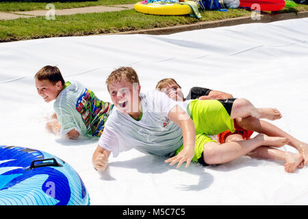 Aug 2017 Buchanon Michigan STATI UNITI D'AMERICA; ragazzi ridere come essi asciugare in un evento di acqua chiamato brivido sulla collina Foto Stock