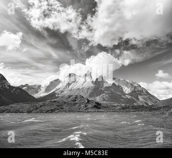 Immagine in bianco e nero del Lago Pehoe e Los Cuernos (le corna) nel Parco Nazionale di Torres del Paine Cile. Foto Stock