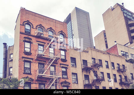 Vintage tonica foto degli edifici con il fuoco sfugge nella città di New York, Stati Uniti d'America. Foto Stock