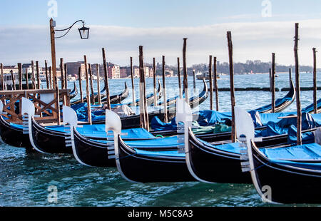 Ormeggiate Le gondole del Canal Grande,Riva degli Schiavoni,Venezia,Italia Foto Stock