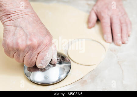 Preparazione di canederli Foto Stock