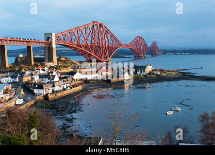 Il Ponte di Forth Rail visto da North Queensferry abbraccia il Firth of Forth tra North e South Queensferry, Scozia Foto Stock